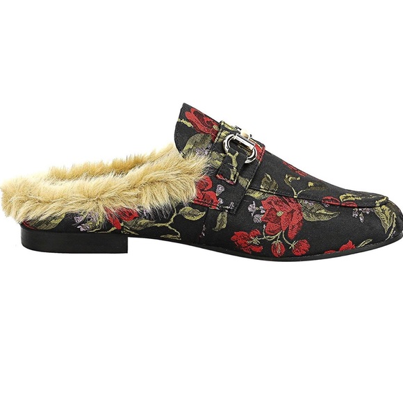 Size 10 Floral Nike Slides. Like new. | Nike slides, Floral nikes, Nike sandals